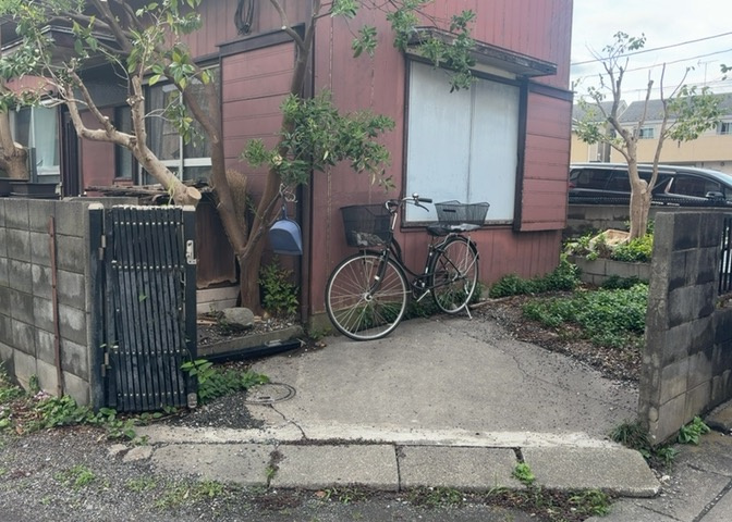 床下換気口は、床下に湿気がこもることを防ぎ、効果的に換気を行うために設置されています。床下換気口が設置されていない建物は、基礎パッキング工法などにより換気を行なっています。詳細は現地でご確認ください。