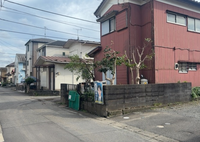 南側道路の場合は長い時間光を入れ込むことができるため、庭やリビングを道路側に持ってくることが多く土地価格も高い傾向にあります。一方北側道路だとリビングや庭が南側になりプライバシーを守ることができます。