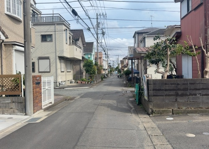 東側道路の場合は居室を南向きに設計しやすいため、朝日が入りやすいというメリットがあります。一方、西側道路も東側同様に居室を南向きに設計しやすいのですが、住宅地だと朝日が入りにくいという弱点があります。