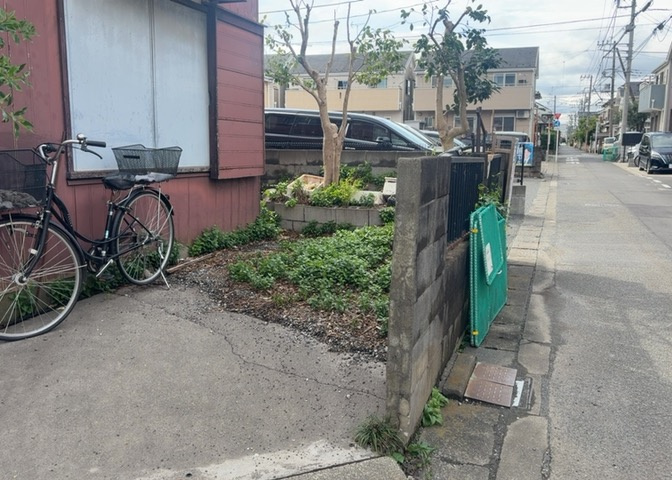 庭のある家に住むことのメリットとして、子どもたちの遊び場を確保できること、ガーデニングや家庭菜園を楽しめること、明るさを確保できることがあります。また、配置を工夫することでプライバシーが確保できます。