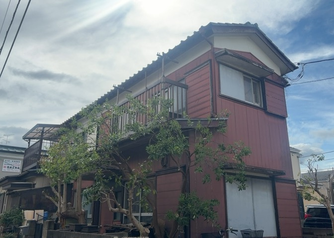 バルコニーは、建物内から室外へ楽に出入りできる便利なスペースです。また、バルコニーには手すりを付けることが義務付けられており、手すりの高さは110cm以上で施工することが建築基準法で定められています。