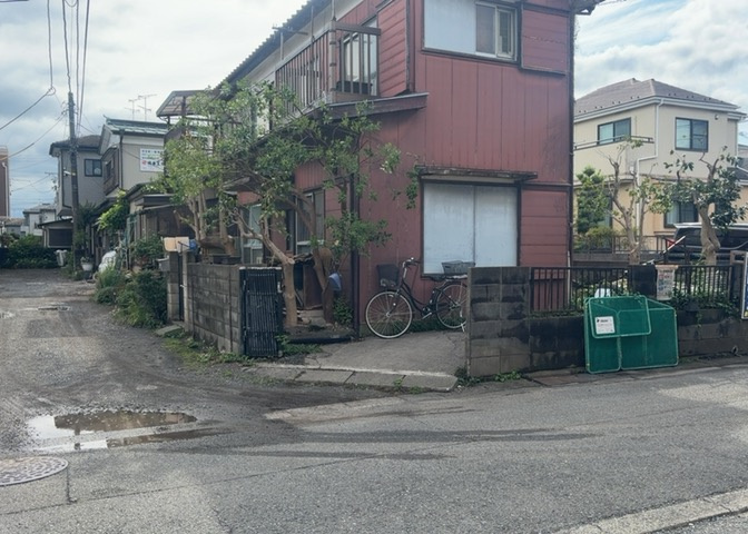 住宅用の土地では前面道路に2m以上接していなければならないと法律で定められています。しかし、お持ちの車のサイズやライフスタイルなどにより、2mでは利便が悪い場合もございますので、事前に確認しましょう。