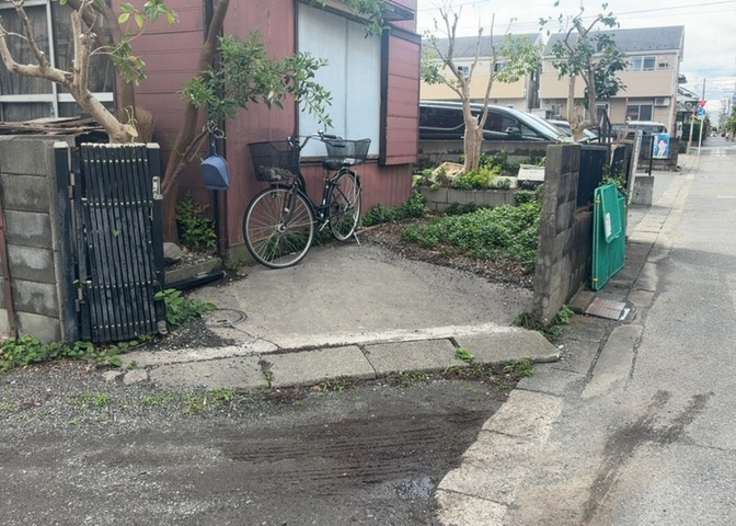 駐車場と明記されていても、最小スペースでつくられた駐車場だと大型車は駐車できなかったり、出入りしにくくなったりする可能性があります。お車のサイズと購入したい物件の駐車場のサイズを現地で確認しましょう。