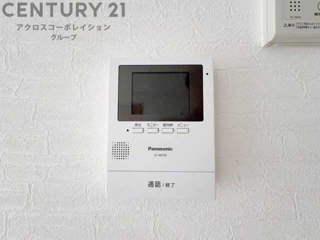 訪問者が来たときにテレビ画面で確認できるため、安心してドアを開けられます。録画機能があるものもあり、留守中に来訪者を記録しておくことができます。利便性が高く、セキュリティ面でも安心です。