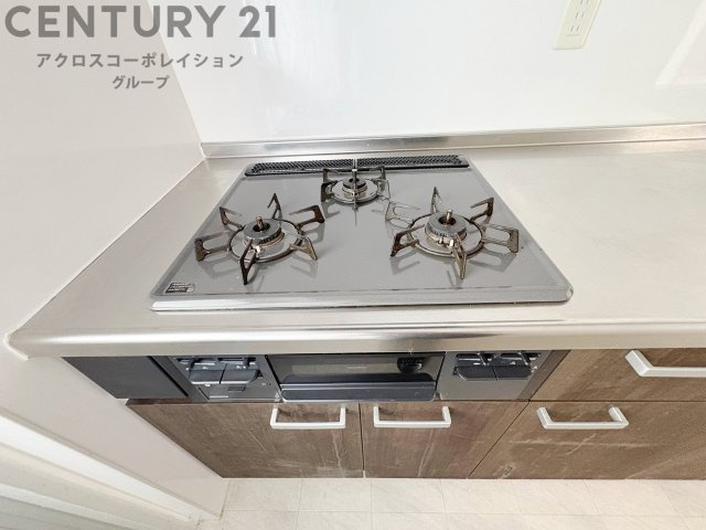 多数の調理器具を同時に使用でき、料理の効率化が可能。省エネで節約になり、様々な料理スタイルに適応できます。また、火力調整が独立しており、手入れや掃除もしやすく、今よりもっとお料理が楽しくなるかも。