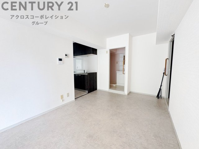 キッチン前のダイニングスペース。ダイニングセットを置いても十分な広さを確保。