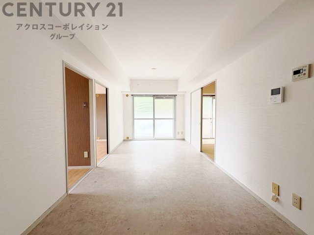 キッチン前のダイニングスペース。ダイニングセットを置いても十分な広さを確保。