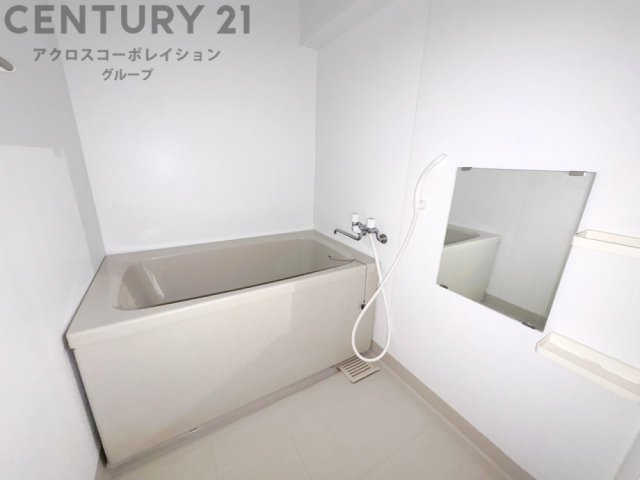 ユニットバスは省スペースでありながら、シンプルな設計と使いやすさを備え、簡便なメンテナンスが可能です。またミラー・小物置き場もあり便利です。