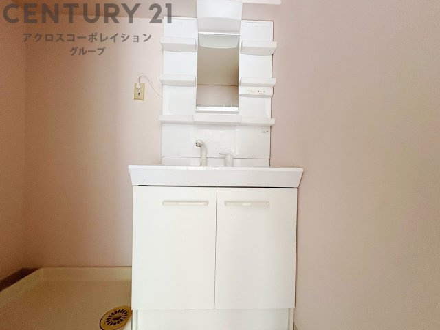 化粧品や洗顔料、歯ブラシなどの必需品をまとめて置ける収納スペースがあり、使用するたびに取り出す手間が省けます。また、水回りのため、濡れても大丈夫な素材が使用されており、お手入れが簡単です。
