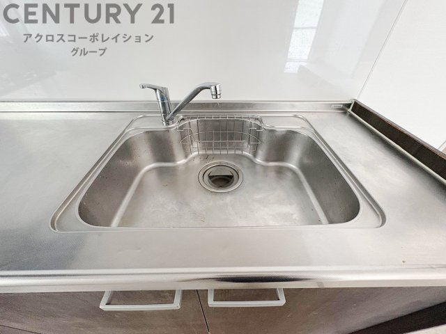 大きなシンクでお鍋などの大きな調理器具を洗う際にも便利です。