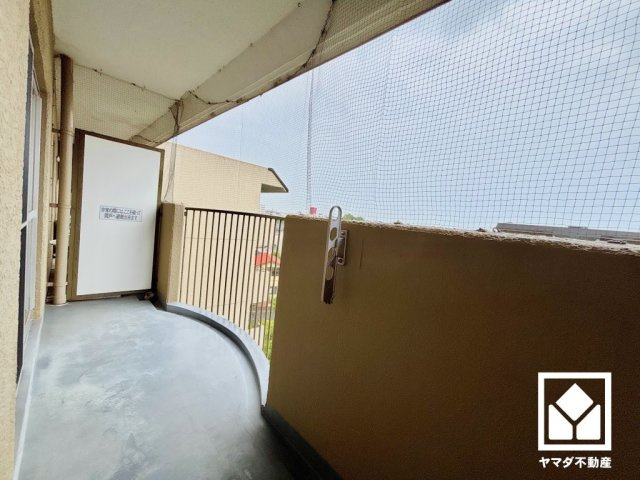 南東側バルコニーです。南東向き・北西向きの両面バルコニーで陽当たり、風通し良好。物干し竿受け金具を備えており、お洗濯物もたっぷりと干すことができます。