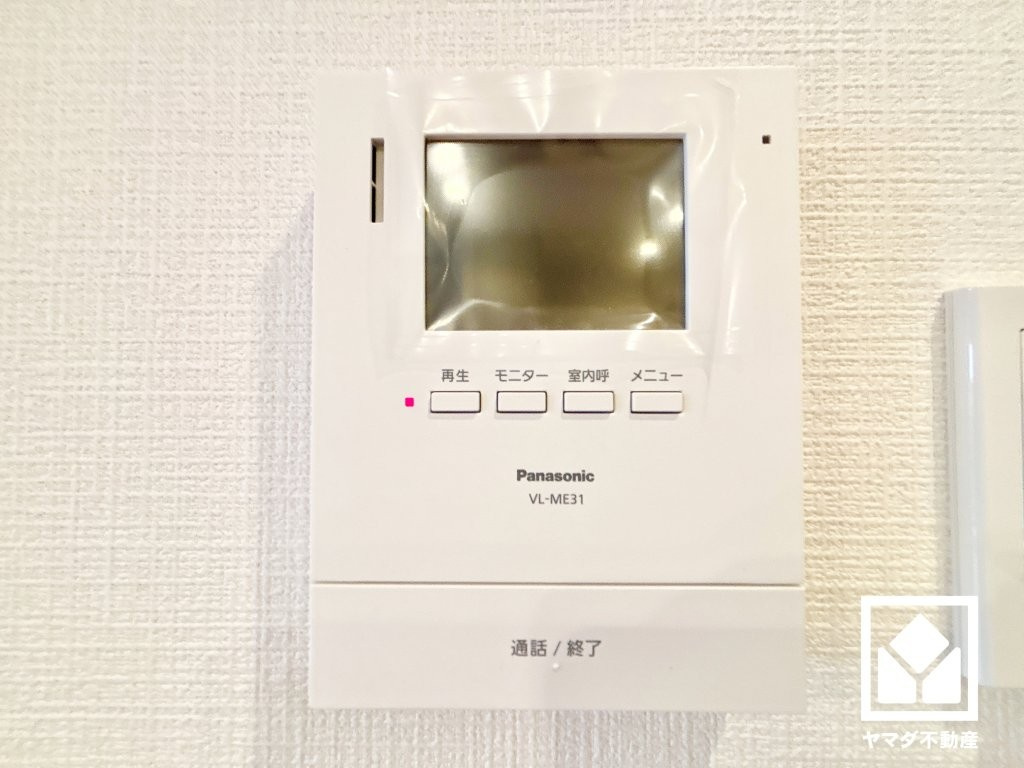 突然の来訪時にも防犯面で心強いモニター付きインターホンを設置。お留守番中のお子様も、室内からスムーズに相手の確認ができます。