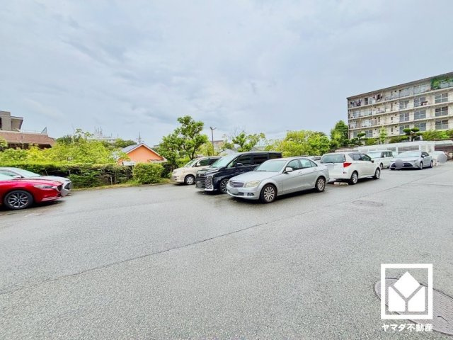 敷地内に駐車場を設置（月額9500円）。出し入れがしやすい平面式で、日々のお車の利用にも便利です。空き状況等の詳細は弊社スタッフまでお気軽にお問い合わせください。
