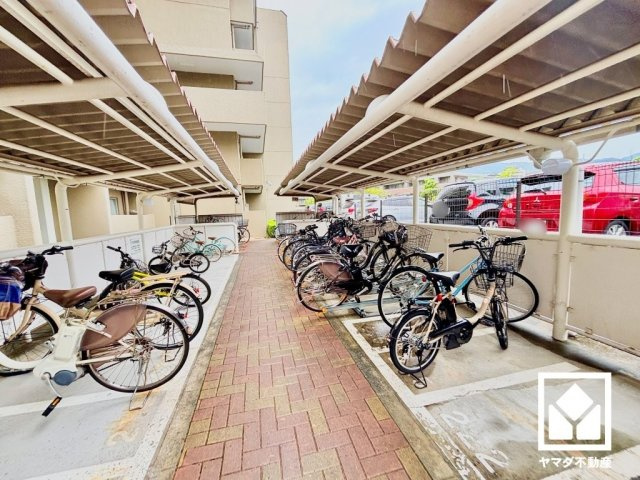 敷地内に屋根付き駐輪場を設置（月額200円、1年分まとめて支払い）。雨や日差しの影響を受けにくく、大切な自転車の保管にも便利です。サイクルラック付きの駐輪場や、子供専用駐輪場も設置されています。