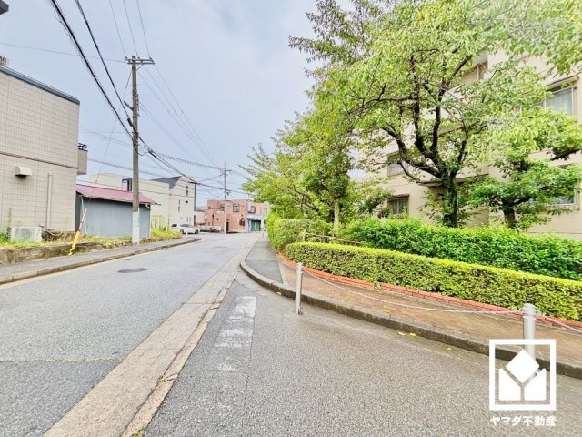 屋根付きのバイク置き場も備えています（月額300～400円、1年分まとめて支払い）。しっかり区画が整理されており、使い勝手の良い設計です。