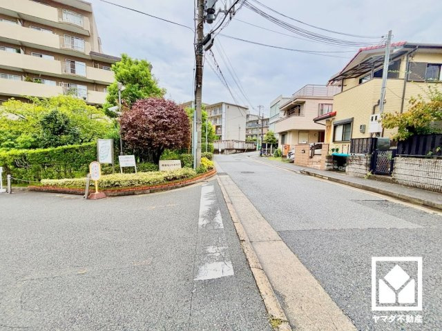 敷地内は木々が多く植えられていて、四季の移り変わりが感じられる緑豊かな景観です。自然を身近に感じながら、落ち着いた雰囲気の中でゆとりある毎日をお過ごしいただけます。