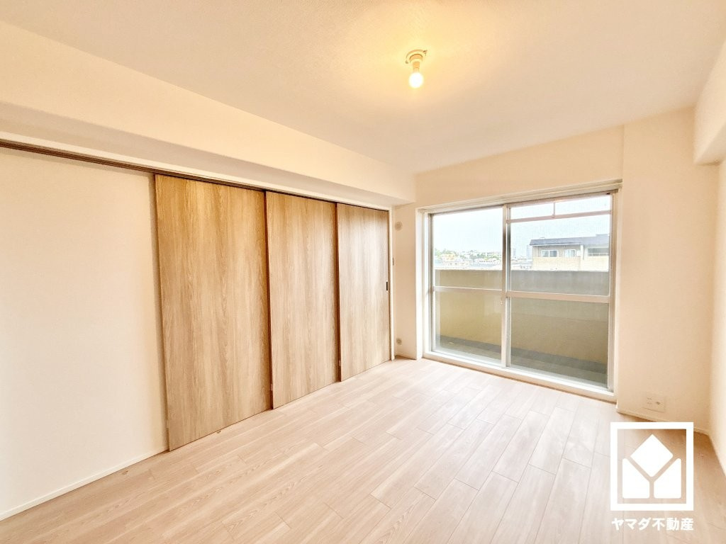 約6.8帖の洋室です。リビングに隣接する引き戸のお部屋で、一体でもご利用いただけます。