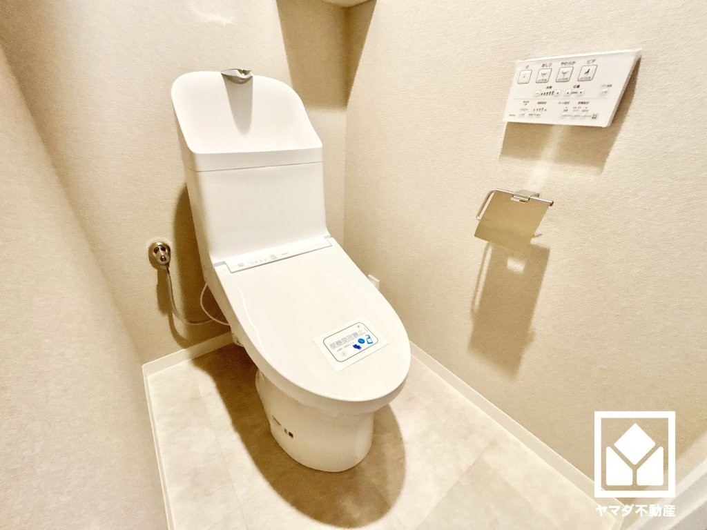 明るく清潔感溢れるトイレです。温水洗浄便座付きで、季節を問わずいつでも温かい便座をお使いいただけます。毎日使う場所だからこそ、快適性にも配慮されています。