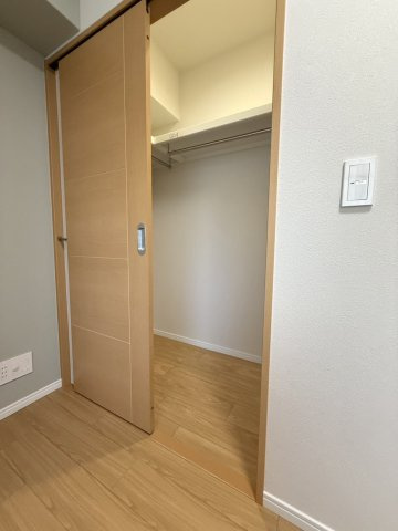 富な収納力を誇るウォークインクローゼット。　お部屋をすっきりと広々お使いいただけます。