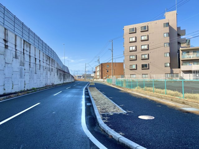 前面道路は車通りが少なく安心です。