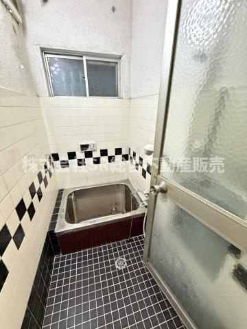 お風呂には窓もあり、換気がバッチリとできます☆