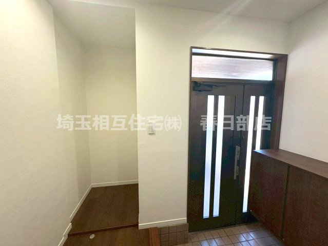 玄関脇にも収納スペースがあり、ゴルフバッグやベビーカーなどの大きな物の収納もラクチンです。