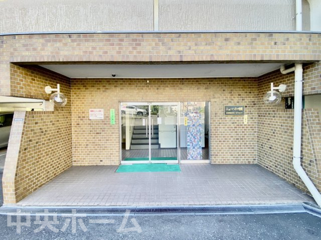 【エントランス】マンションのエントランスは、その物件の印象を決める、顔とも言える場所です。毎日通る場所ですからきれいなのが一番です。エントランス内はオートロックですので暮らしの安全も確保されています。