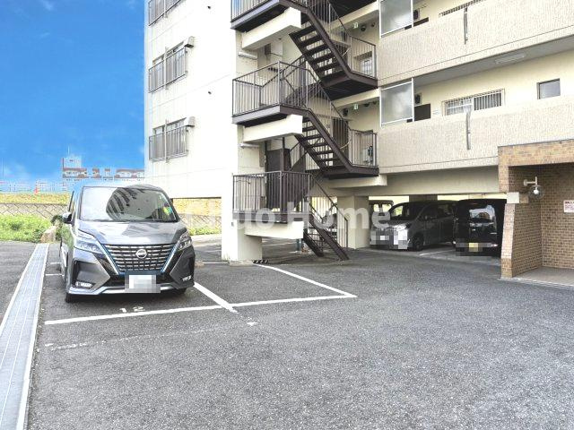 【敷地内駐車場】最新の空き状況や費用などの詳細は担当スタッフまでお問い合わせください。
