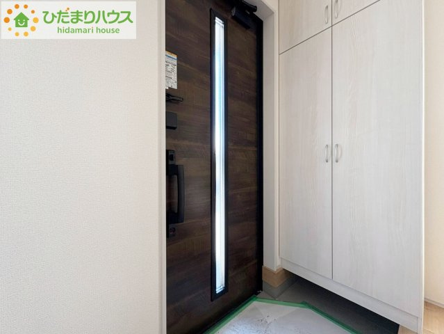 毎日「行ってきます」「ただいま」をいう玄関は小窓付で、明るく光が差し込みます。