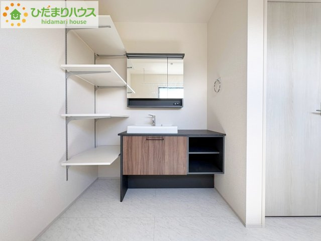 ゆったりとした洗面所には棚を完備！タオルや洗剤をしまえます(^^)/