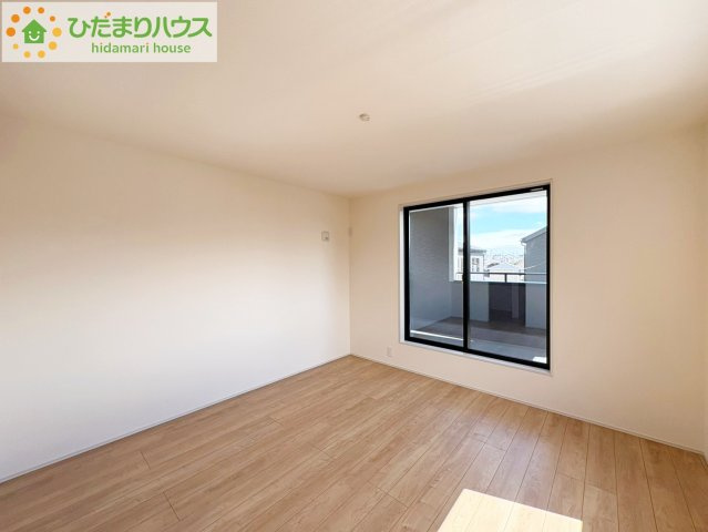 バルコニーに面していて、たっぷり光りの入る明るい主寝室です！