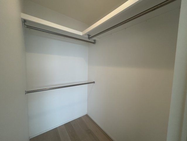 （リフォーム前）収納力豊富なWIC。衣服や大型荷物もスマートに整理可能です。