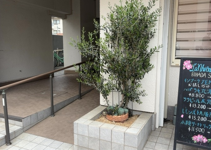 物件によっては、入居者が個人的に使用できる専用庭がついているものもあります。また、住宅の中にある土間の部分を庭と呼ぶこともあります。庭の用途は住む人によって変わり、それによってデザインもさまざまです。