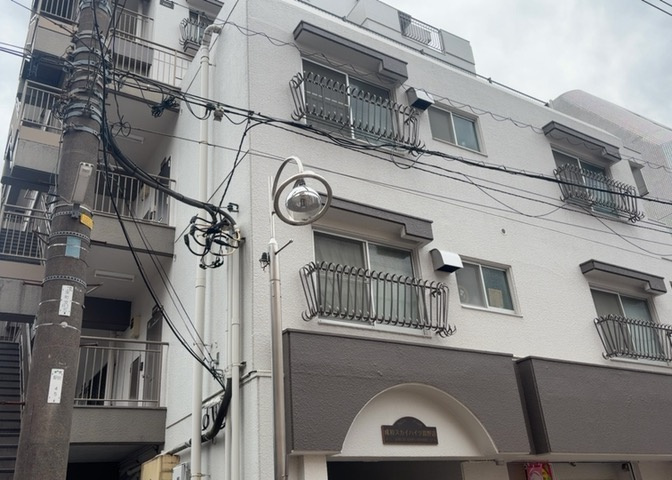 中庭（パティオ）とは、一つの建築物の内部に設けられた、壁などで囲われている庭のことを指します。コの字型、ロの字型が主流ですが、L字型の中庭もあります。最近では、インテリア性の高さからも人気があります。