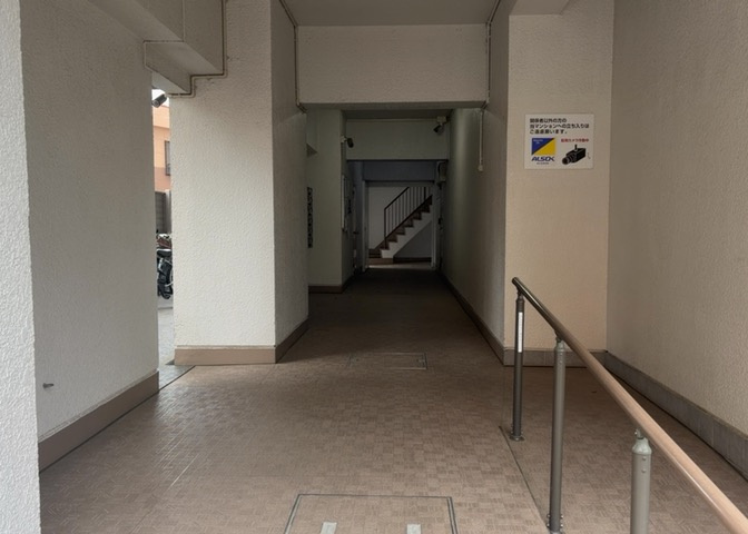 ラウンジは、マンションの共用スペースに椅子やテーブルなどを配置した利用者が寛げる空間です。屋内型ラウンジと屋外型ラウンジがあります。共用部分の管理状況と合わせて、詳細については現地でご確認ください。