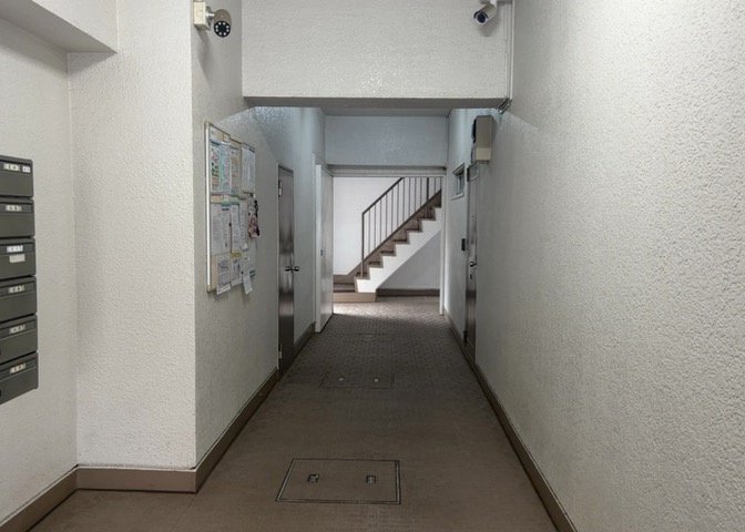 受付はマンションコンシェルジュがいる場合もあれば、管理人が滞在する小部屋を総称して呼ぶことがあります。主にエントランスに設置されていることから、防犯面でも期待ができます。防犯設備がない場合はより安心！