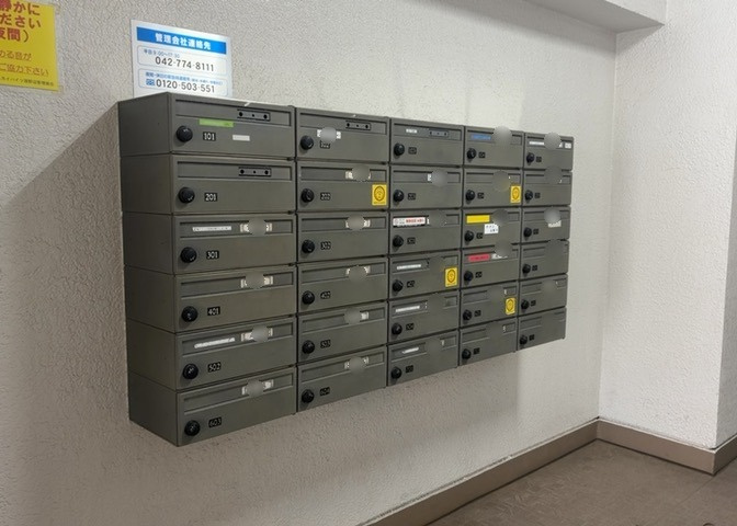 エントランス付近に設置されている集合ポストは、住んでいる部屋と離れているため、ポストをあさるなど誰かに何かされていても被害に気づきにくいです。入居する時には他人に特定されにくい番号で鍵をかけましょう！