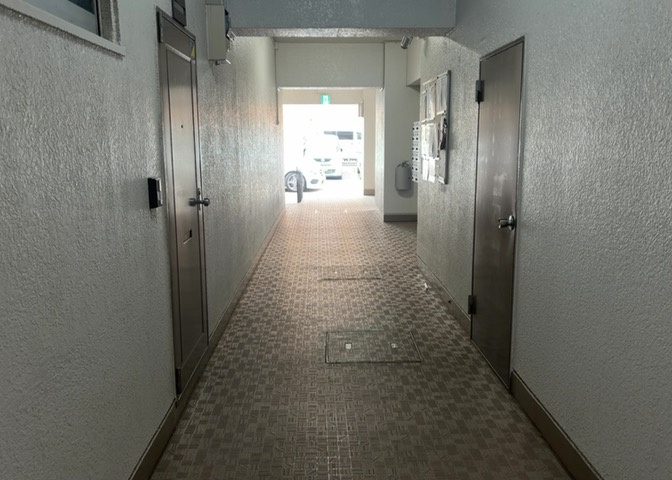 ロビーというと、エントランスと何がちがうの？と思いますよね。実はロビーとエントランスには明確な決まりはありません。物件によっては、エントランスを入って広がるある程度の広さのある空間がロビーとなります。