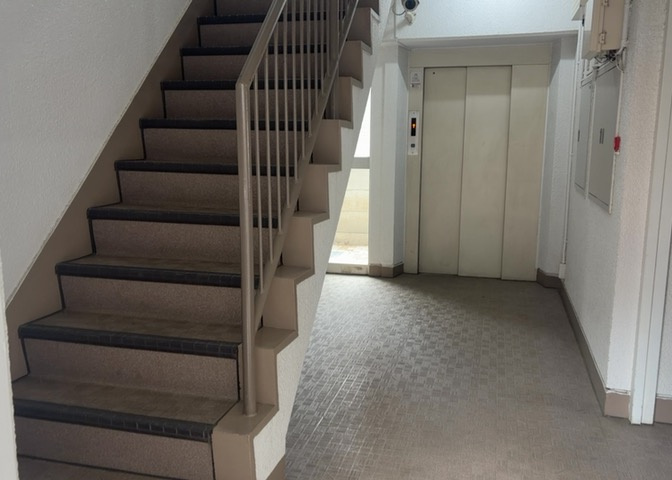 共用部分は、一棟の建物に住む区分所有者全員が共同で所有するとし、共用部分の管理、補修などは、区分所有者で形成される管理組合が行います。個人の判断で勝手に変更することはできませんので覚えておきましょう。
