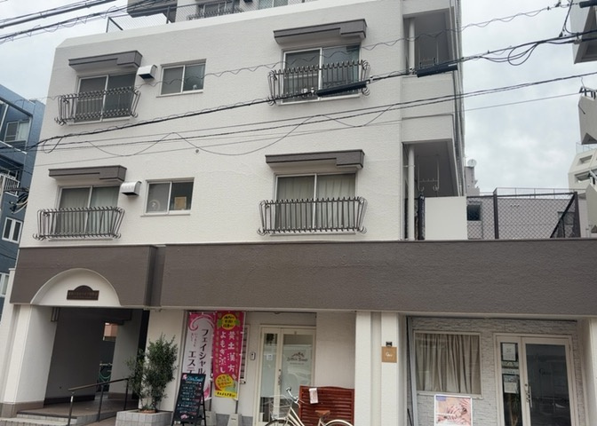道幅が広い場所は日当たりや風通が良好です。幅が広いのですれ違いも可能ですし大きな車でも駐車可能！一方で、大型車が通ることも多くなるため交通量の増加により騒音に繋がります。また土地の値段が高くなります。