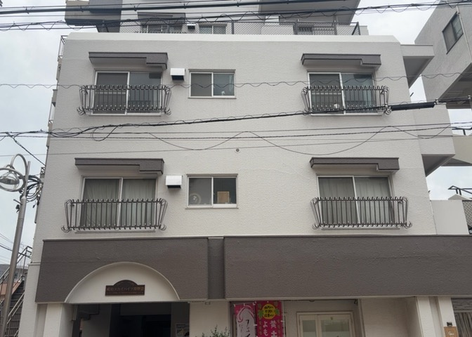 ＲＣ造、Reinforced　Concreteは直訳すると補強されたコンクリートです。主に柱や梁・床・壁が鉄筋とコンクリートで構成おり、鉄筋を組んだ型枠にコンクリートを流し込んで固めたものを指します。