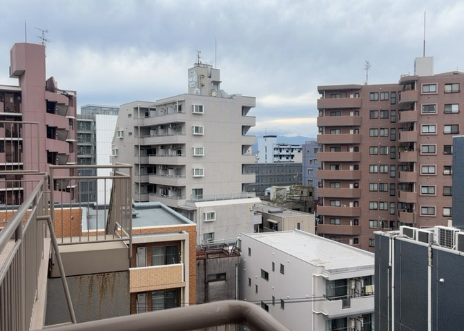 眺望を気にして物件を探す場合、前面に建物が建っていないか現地で確認しましょう！前面に建物があると景色はもちろん、日当たりや風通しにも影響が出てきます。住んだ時のことを想像しながら現地見学をしましょう。