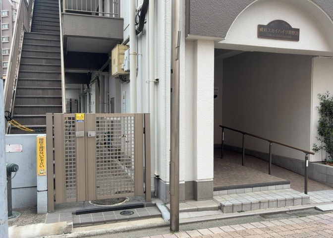 共用部分は、一棟の建物に住む区分所有者全員が共同で所有するとし、共用部分の管理、補修などは、区分所有者で形成される管理組合が行います。個人の判断で勝手に変更することはできませんので覚えておきましょう。