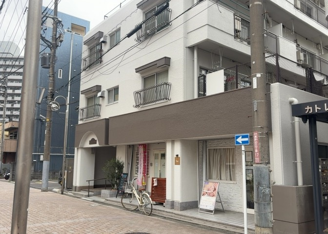 外観はマンション管理がされているかの目安になります。築年数が古いと、壁面は劣化してひび割れが生じることも！建物が古びていても細かいところが修繕されていると、きちんと管理されているなぁと感じるでしょう。