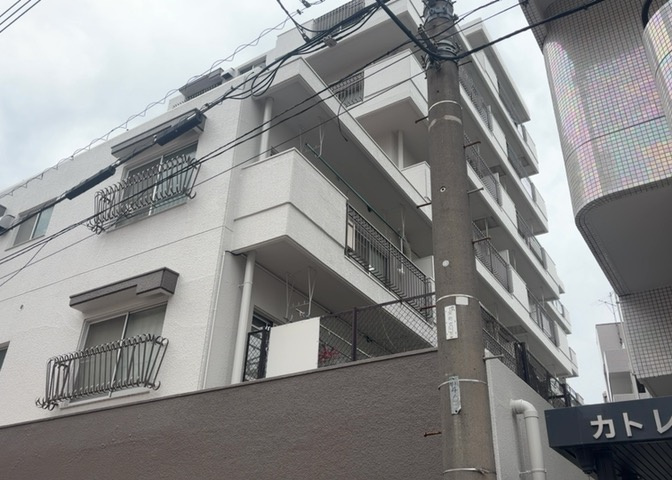 一般的なバルコニーは、奥行1.5ｍ程ですが、ワイルドバルコニーは2ｍまで広がっています。そのため洗濯物の間隔をあけ干すことができ、乾きやすいというメリットや、ガーデニングが楽しめる等の特徴があります。