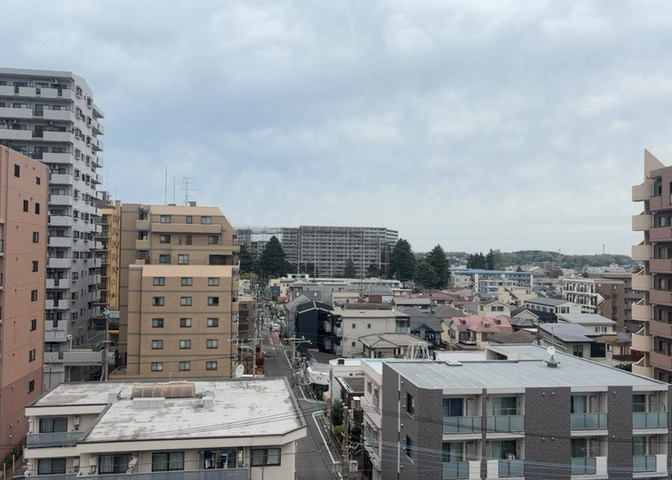 眺望の良さを楽しめるダイニングキッチンで家族団らんの時間を過ごしてはいかがでしょうか。バルコニーから見える景色を家族で眺める時間は、時間が経つのを忘れてしまいそうですね。是非、現地を見に行きましょう！
