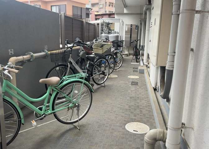 車一台あたりに必要なスペースは、標準サイズの普通自動車で横幅2m50cm、長さ5mは必要になります。ただし、乗降のことも考慮して横幅3m30cm、長さ5m50cmほどは確保できるところを選びましょう。