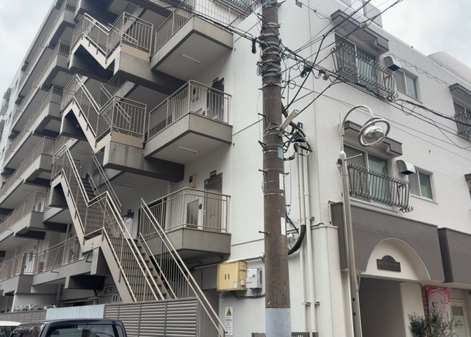 駐車場と明記されていても、最小スペースでつくられた駐車場だと大型車は駐車できなかったり、出入りしにくくなったりする可能性があります。お車のサイズと購入したい物件の駐車場のサイズを現地で確認しましょう。