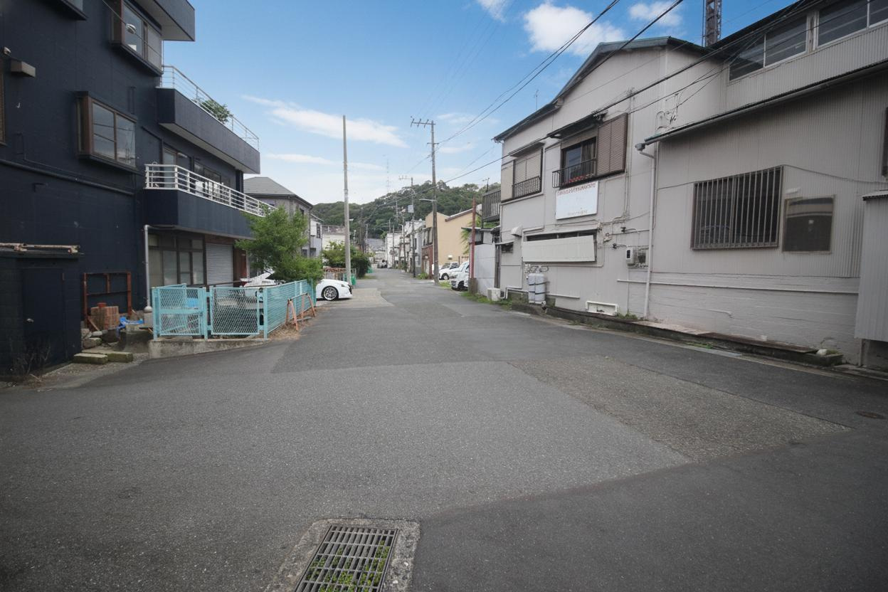 前面道路約幅員6ｍ程あり、主要道路から1本入った通りの為、静かな住環境です。
