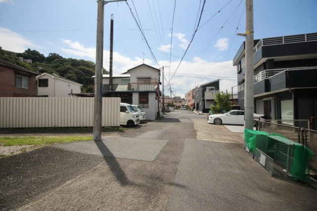 前面道路約幅員6ｍ程あり、主要道路から1本入った通りの為、静かな住環境です。